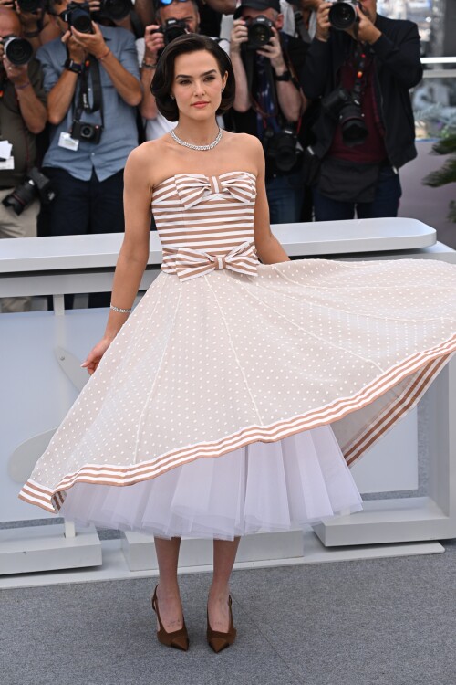 Zoey Deutch 0463bf314dc8ffe2f61