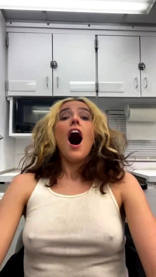 Zoey Deutch Braless 14f61525b9e54a95e