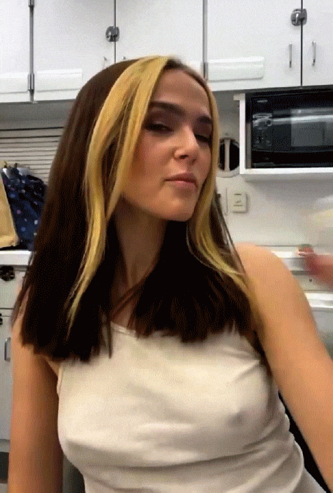 Zoey-Deutch-Braless665c04628df4c1a0.gif