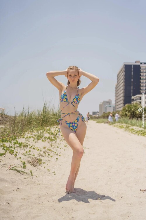 a beautiful bikini on the beach v0 15cvdz49nqef189be90d97cdf04e4