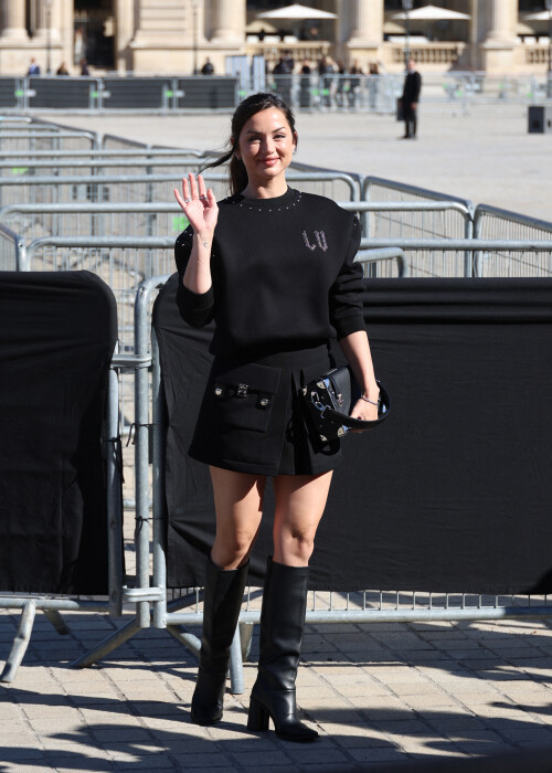 Ana de Armas arrive au dfil Louis Vuitton Collection Femme Prt--Porter Printemps/Et 2026 lors de la Fashion Week de Paris (PFW) dans la Cour Carre du Louvre,  Paris, France, le 30 septembre 2025.  Denis Guignebourg/Bestimage Arrivals at the Louis Vuitton fashion show as part of Spring/Summer 2026 Paris Fashion Week held at The Louvre in Paris, France, on September 30, 2025.