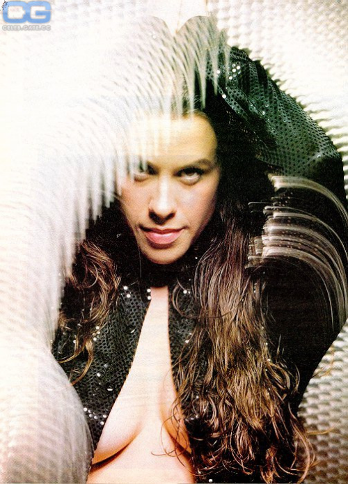alanis-morissette-cleavage-531690bb101a06f9d64f4