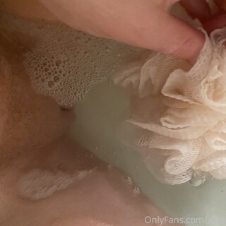 aleahjasmine-2020-08-11-96327095-Let-s-get-wet-sending-you-some-morning-finger-fun-un