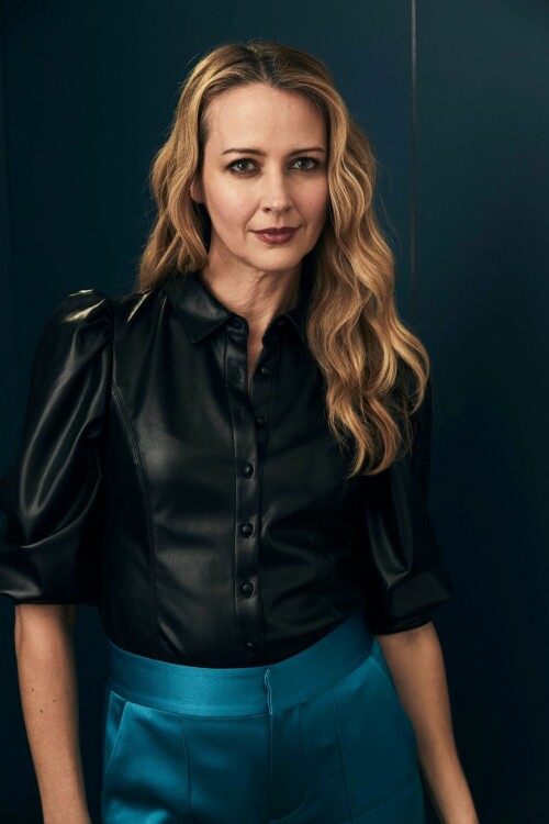 amy acker 2023 winter tca portrait studio 10 646c628a3a8b50ff