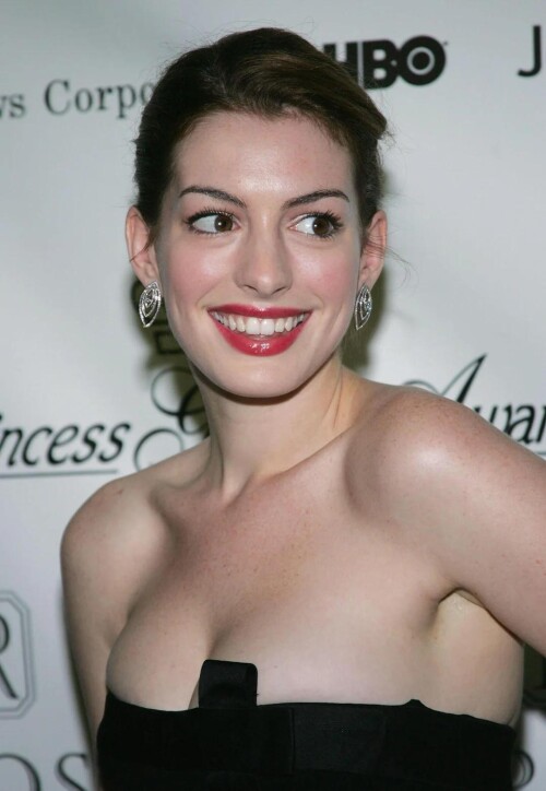 anne hathaway 2004 princess grace awards 24th october 2004 v0 my7gbxp4hfjc1362c6f5d717f150b