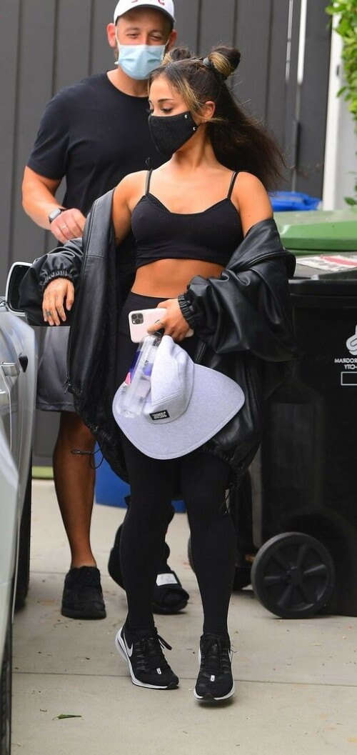 ariana grande 01015410ebff8c26404a