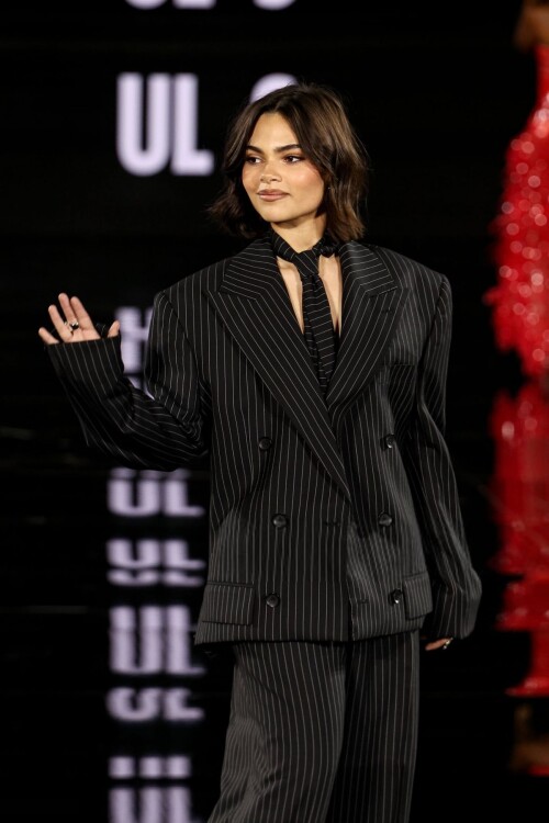 ariana greenblatt at le defile you re worth it l oreal paris show at paris fashion week 09 29 2025 3