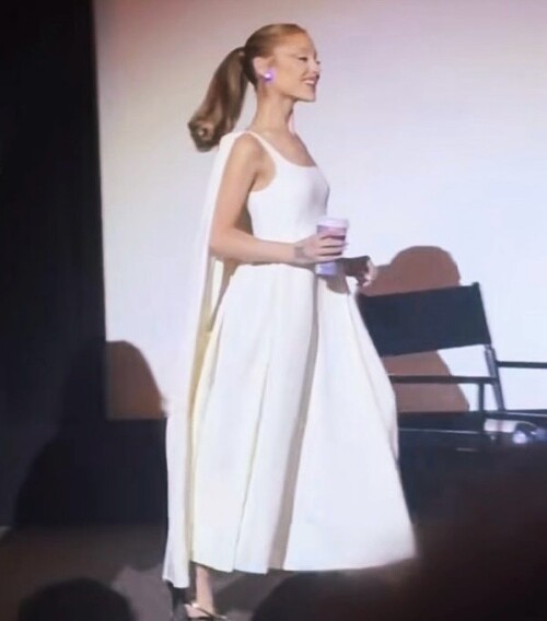 arianagrande RDownload99f4a92937b8a10f