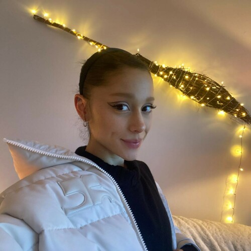 arianagrande hlen 20221011 063853 311204625 182649477638832 1687331955000297529 n