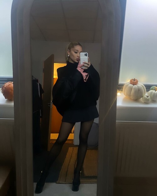 arianagrande hlen 20221129 083504 317287112 921099752440893 5033128457502064919 n