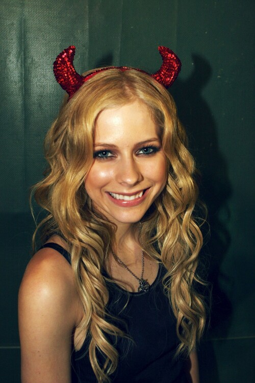 avrillavigne 2005bobbergbackstageshoot 03tc