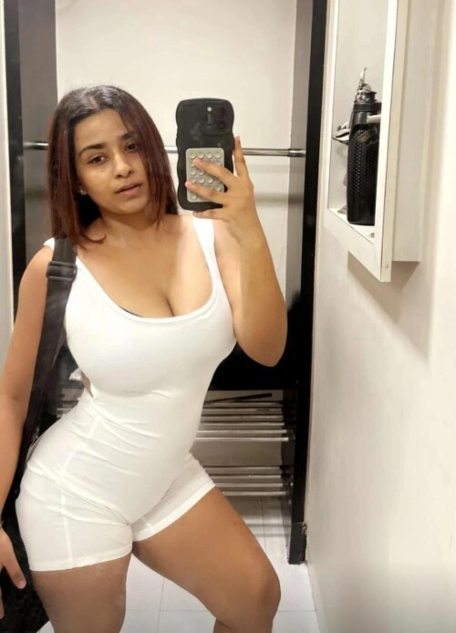 babe suhuu in white v0 98perptd1ohf10b7985eec2e5fcfc