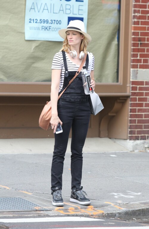 beth behrs out shopping in new york 06 03 2016 2 4D8Kf746bd834937e7e8