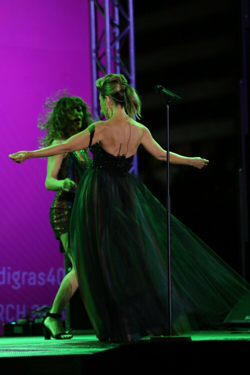 black482 598ed693d335e5412