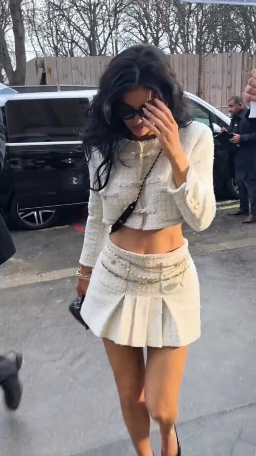 britishvogue 3555398540796739996.mp4 snapshot 00.02.4753cba16ee19ccadf2