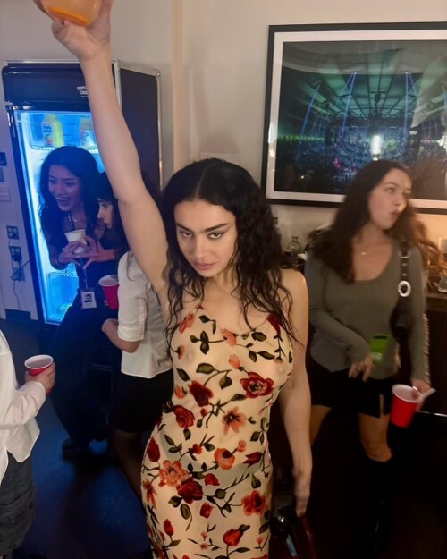 charli xcx 1727201570 3464340319665875818 19973249033b8c9cf5dab68e0