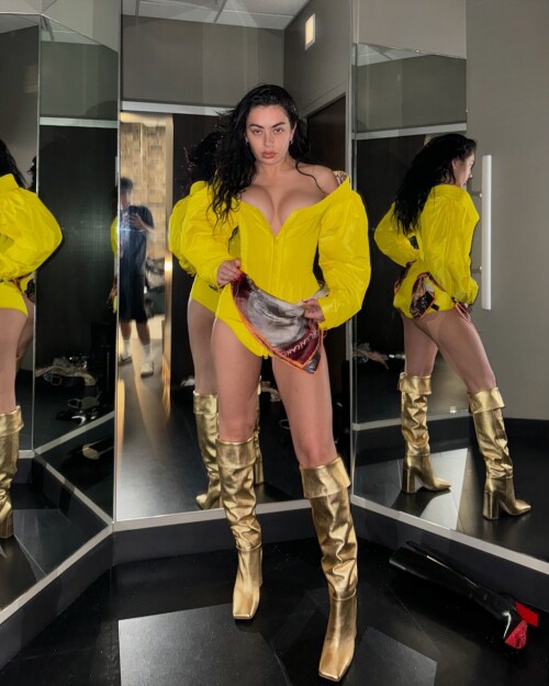 charli_xcx_1729181456_3480948811491107681_19973249036fcbbee253bdde9