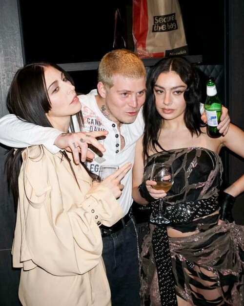 charli_xcx_1732893265_3512085722655914434_1997324901360225624975459.jpeg