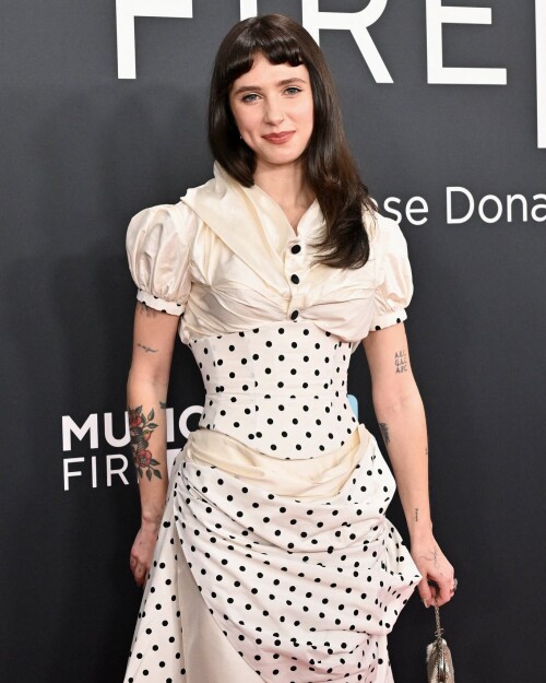 clairo 1739245361027db695d12097db981