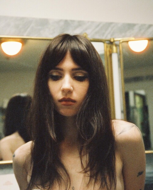 clairo 1743632373149f9ba233a403f7816