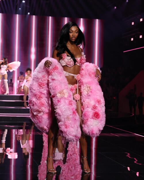 complex2025 10 16 11 32 59cf388dec 531c 4376 a243 4b7df4bdd6af1523c02b12b9be62