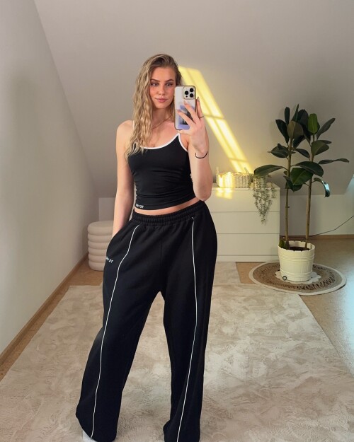 cora.nie 3561961322388143040 2025 02 06c6daa564c8b5fe66