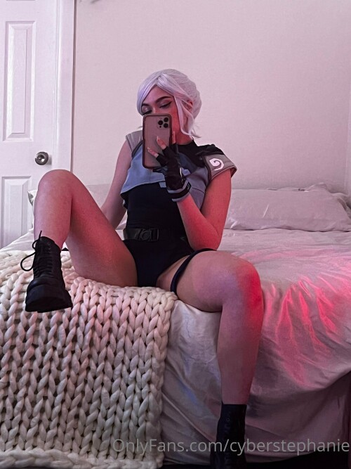 cyberstephanie 02381245a1922336193b2