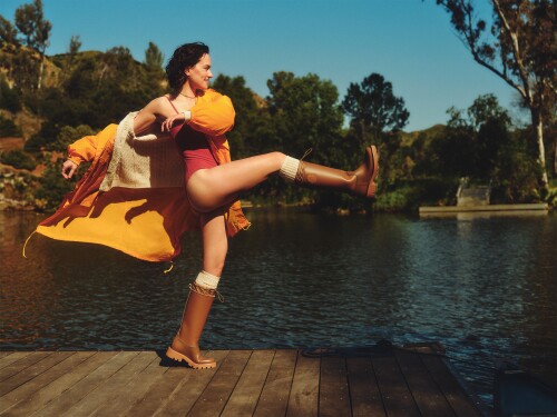 daisy ridley wearing galoshes 66a19d02c4db98c933f5676e8112f