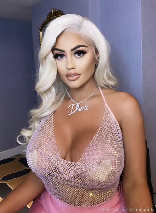 daniibanksvip 05 06 2021 2128444087 I love it when I catch you looking at me 