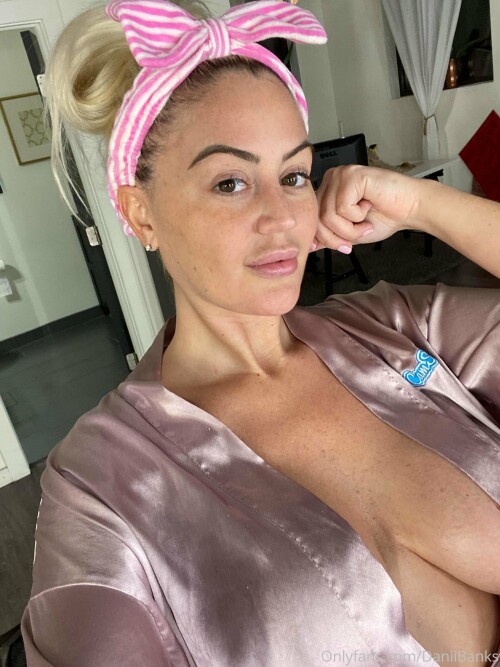 daniibanksvip 16 03 2020 180758034 Guess Ill get my day started Happy Monday 