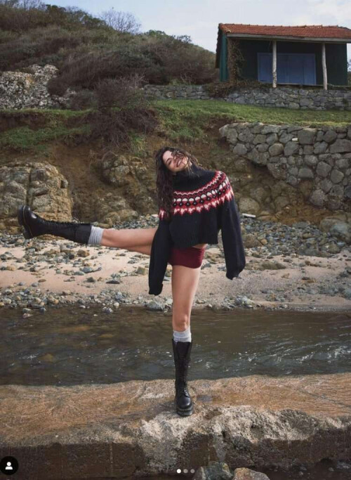 demet ozdemir bikini sortu ve kazak kombini 1710588658 228a2fa9b2f416da7ad