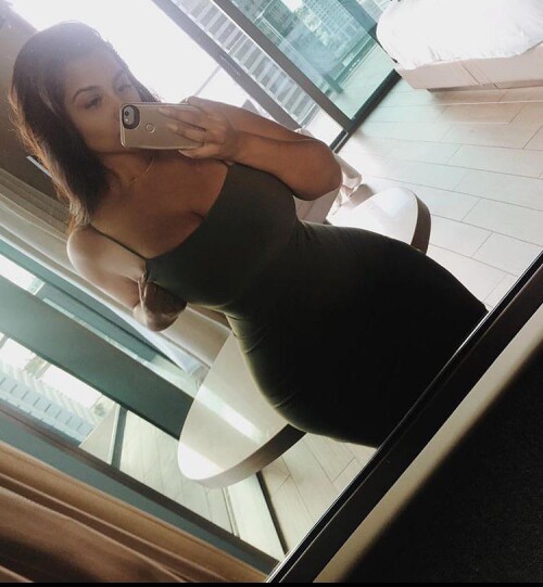 does anyone know if this is her old photo or new eox9yq54lkac062a211911cdc7