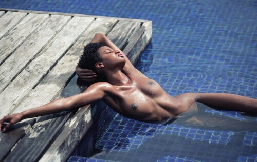 ebonee Davis lying backf10764b26cc8ede7