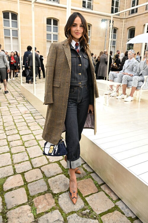 eiza 145130c42a27599752