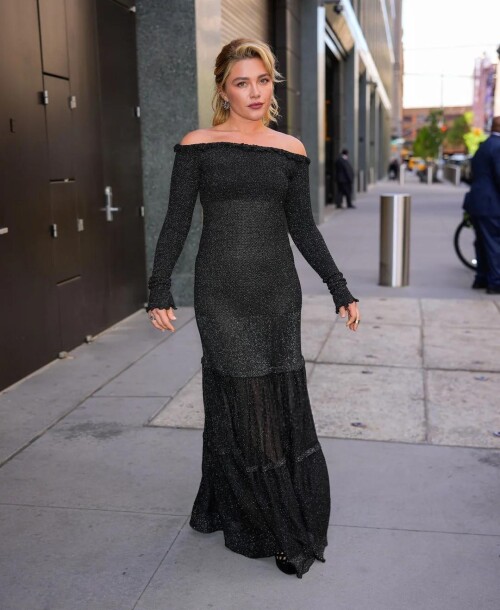 florence pugh outside live with kelly and mark in nyc april v0 hudzq3r641ye1a1b8245e558e5079
