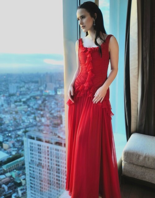 from metropolis to manila rachel in carolinaherrera davidyurman christianlouboutin for superman mani