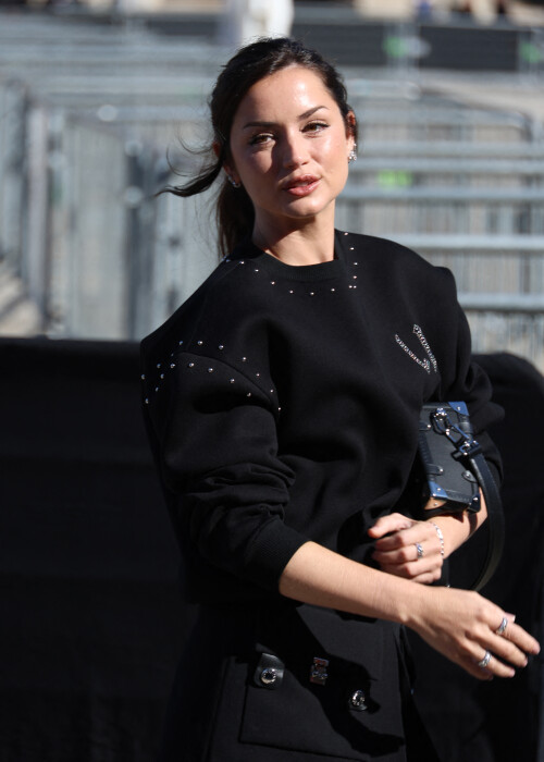 Ana de Armas arrive au dfil Louis Vuitton Collection Femme Prt--Porter Printemps/Et 2026 lors de la Fashion Week de Paris (PFW) dans la Cour Carre du Louvre,  Paris, France, le 30 septembre 2025.  Denis Guignebourg/Bestimage Arrivals at the Louis Vuitton fashion show as part of Spring/Summer 2026 Paris Fashion Week held at The Louvre in Paris, France, on September 30, 2025.