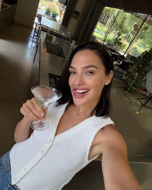 gal gadot2025 10 16 06 57 1915964b5f d3a8 42a5 956d 4daff5ca54d70d5b127c5cfad21d