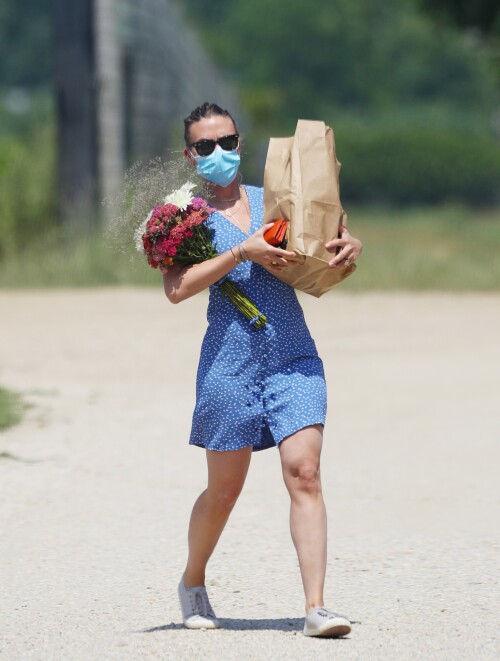 06/25/2020 EXCLUSIVE: Scarlett Johansson picks up flowers and groceries at a farmer's market in The Hamptons. The 35 year old actress wore a face mask and recycled a blue polka dot dress that she wore a few weeks earlier. sales@theimagedirect.com Please byline:TheImageDirect.com*EXCLUSIVE PLEASE EMAIL sales@theimagedirect.com FOR FEES BEFORE USE