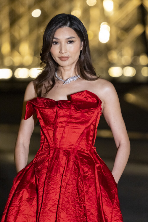 Gemma Chan - Photo Call du Le Grand Diner du Louvre lors de la Fashion Week  Paris le 5 mars 2025.  Olivier Borde /Bestimage Photo call Le Grand Diner du Louvre during Fashion Week in Paris on March 5th, 2025