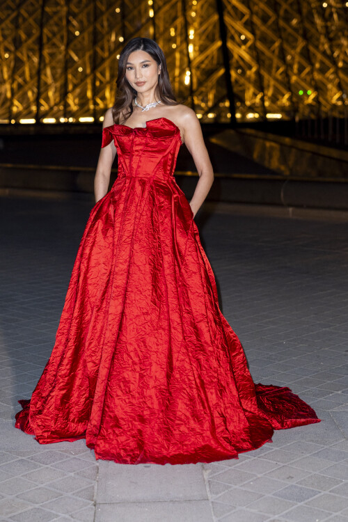 Gemma Chan - Photo Call du Le Grand Diner du Louvre lors de la Fashion Week  Paris le 5 mars 2025.  Olivier Borde /Bestimage Photo call Le Grand Diner du Louvre during Fashion Week in Paris on March 5th, 2025