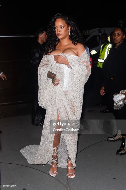 NEW YORK, NEW YORK - SEPTEMBER 06: Rihanna attends the Alaia fashion show during New York Fashion Week: The Shows at the Solomon R. Guggenheim Museum on September 06, 2024 in New York City. (Photo by Gotham/GC Images)