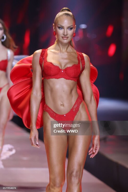 Candice Swanepoel on the runway at the Victoria's Secret Fashion Show held at the Brooklyn Navy Yard on October 15, 2024 in New York, New York. (Photo by Masato Onoda/WWD via Getty Images)