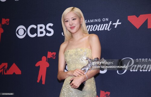 South Korean-New Zealand singer Roseanne Park aka Ros? poses with the award for Best Song for "Apt." in the press room during the MTV Video Music Awards at UBS Arena in Elmont, New York, on September 7, 2025. (Photo by Leonardo Munoz / AFP) (Photo by LEONARDO MUNOZ/AFP via Getty Images)