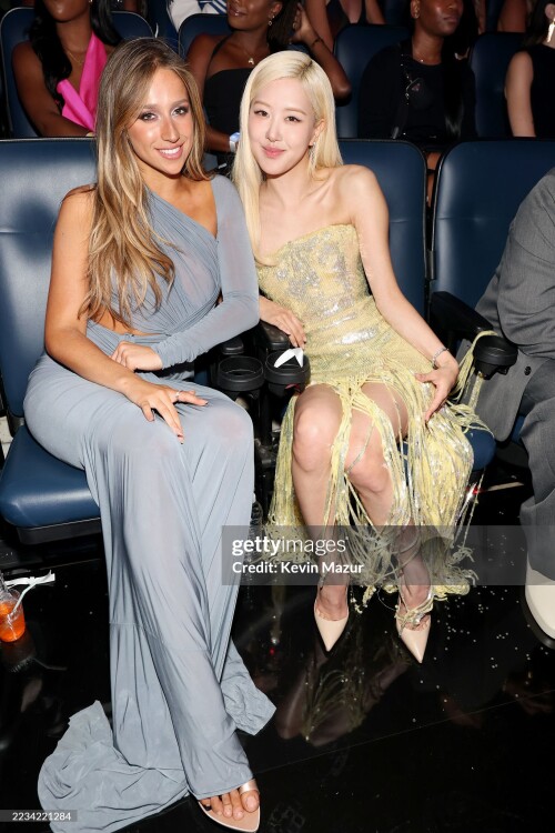 ELMONT, NEW YORK - SEPTEMBER 07: (L-R) Tate McRae and Ros? attend the 2025 MTV Video Music Awards at UBS Arena on September 07, 2025 in Elmont, New York. (Photo by/Kevin Mazur/Getty Images for MTV)