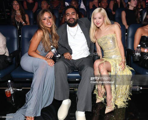 ELMONT, NEW YORK - SEPTEMBER 07: Tate McRae (L) and Ros? (R) attend the 2025 MTV Video Music Awards at UBS Arena on September 07, 2025 in Elmont, New York. (Photo by/Kevin Mazur/Getty Images for MTV)