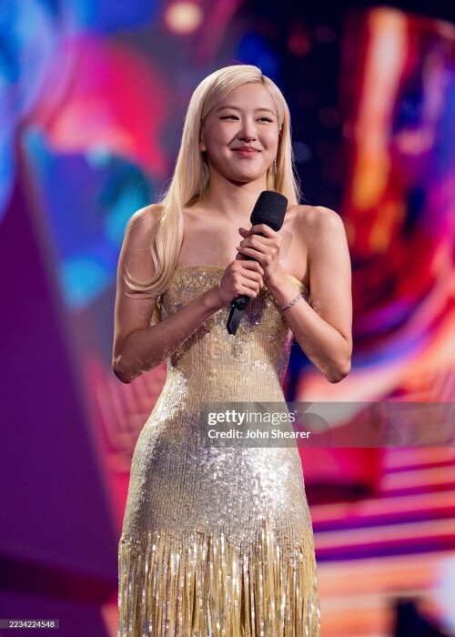 ELMONT, NEW YORK - SEPTEMBER 07: Ros? accepts Song of the Year Award for "APT" during the 2025 MTV Video Music Awards at UBS Arena on September 07, 2025 in Elmont, New York. (Photo by John Shearer/Getty Images for MTV)