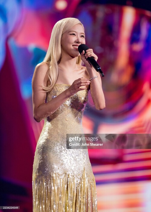 ELMONT, NEW YORK - SEPTEMBER 07: Ros? accepts Song of the Year Award for "APT" during the 2025 MTV Video Music Awards at UBS Arena on September 07, 2025 in Elmont, New York. (Photo by John Shearer/Getty Images for MTV)