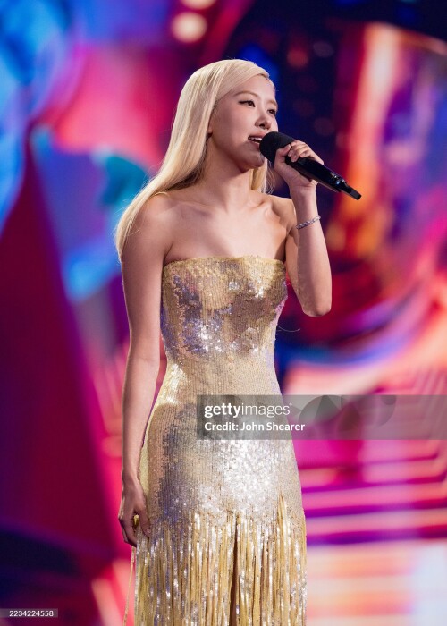 ELMONT, NEW YORK - SEPTEMBER 07: Ros? accepts Song of the Year Award for "APT" during the 2025 MTV Video Music Awards at UBS Arena on September 07, 2025 in Elmont, New York. (Photo by John Shearer/Getty Images for MTV)