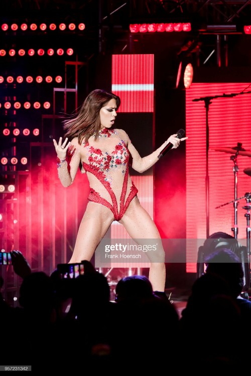BERLIN, GERMANY - MAY 10: German singer Vanessa Mai performs live on stage during a concert at the Tempodrom on May 10, 2018 in Berlin, Germany. (Photo by Frank Hoensch/Redferns)